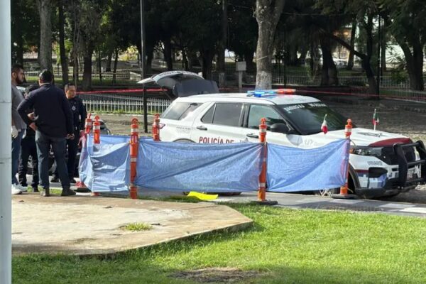 Abandonan cuerpo en el barrio de Analco junto a dos cartulinas con presuntos mensajes contra el líder de Fuerza 2000. Foto: X @soyluisgabriel1.