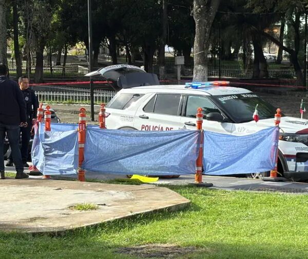 Abandonan cuerpo en el barrio de Analco junto a dos cartulinas con presuntos mensajes contra el líder de Fuerza 2000. Foto: X @soyluisgabriel1.