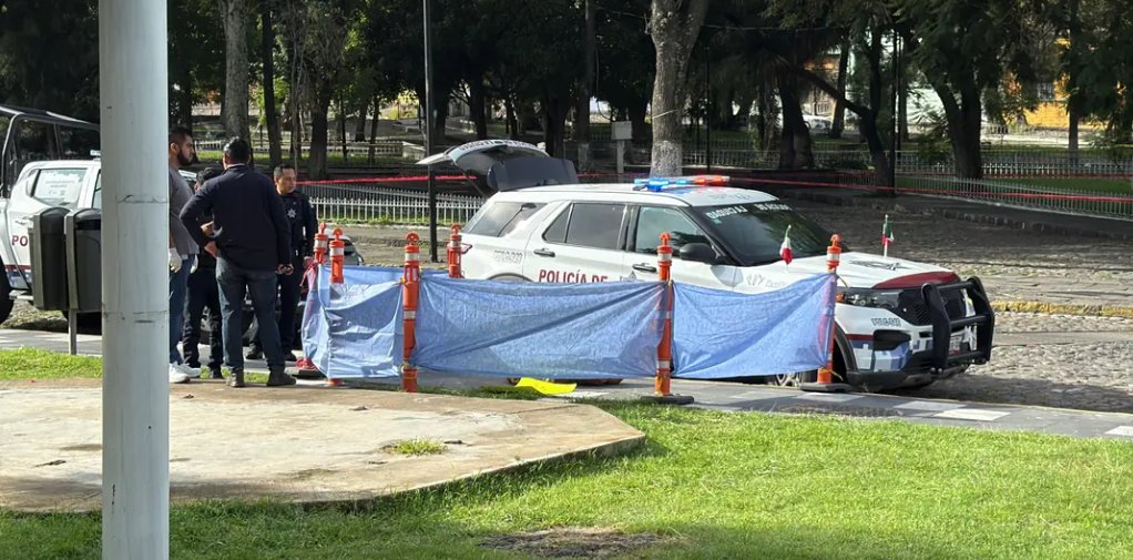 Hallan cuerpo embolsado con mensajes contra comerciantes en el Centro Histórico de Puebla
