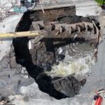 El socavón en Iztapalapa, que en días pasados se tragó un camión de refrescos, se ha extendido y provocó la evacuación de 30 personas por riesgo de derrumbe en la zona. Foto: Imagen Radio.