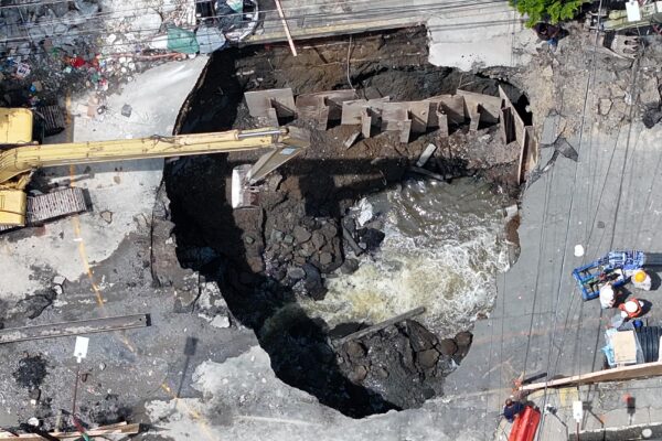 El socavón en Iztapalapa, que en días pasados se tragó un camión de refrescos, se ha extendido y provocó la evacuación de 30 personas por riesgo de derrumbe en la zona. Foto: Imagen Radio.
