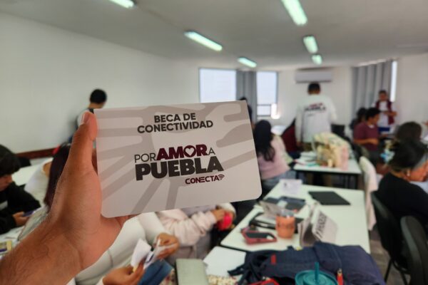 El Gobierno de Puebla entrega tarjetas SIM a estudiantes universitarios y de nivel medio superior a través del programa “Becas de Conectividad para el Bienestar 2025”, con el objetivo de reducir la brecha digital.