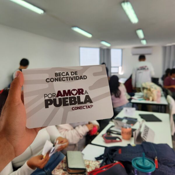 El Gobierno de Puebla entrega tarjetas SIM a estudiantes universitarios y de nivel medio superior a través del programa “Becas de Conectividad para el Bienestar 2025”, con el objetivo de reducir la brecha digital.