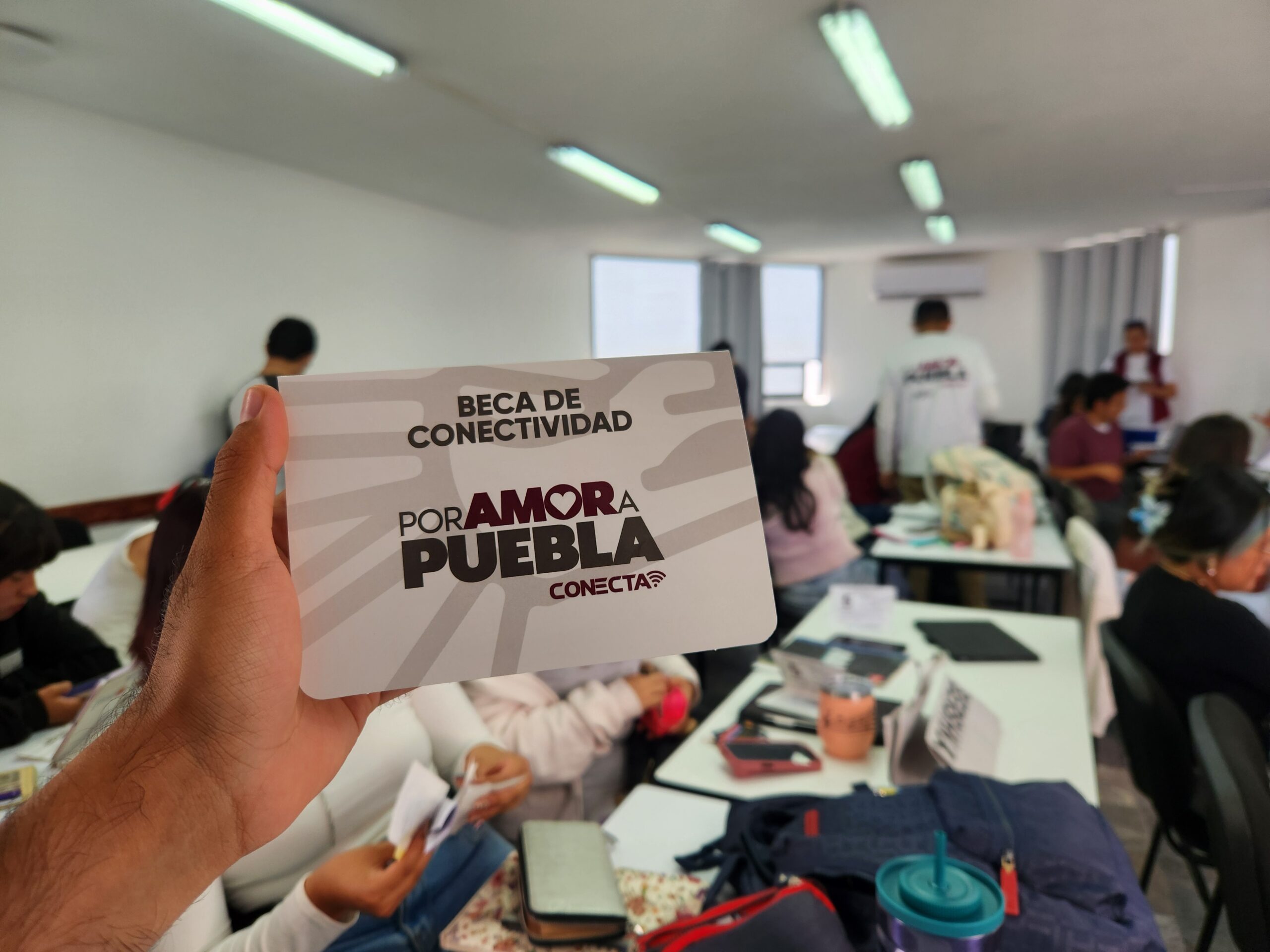 El Gobierno de Puebla entrega tarjetas SIM a estudiantes universitarios y de nivel medio superior a través del programa “Becas de Conectividad para el Bienestar 2025”, con el objetivo de reducir la brecha digital.