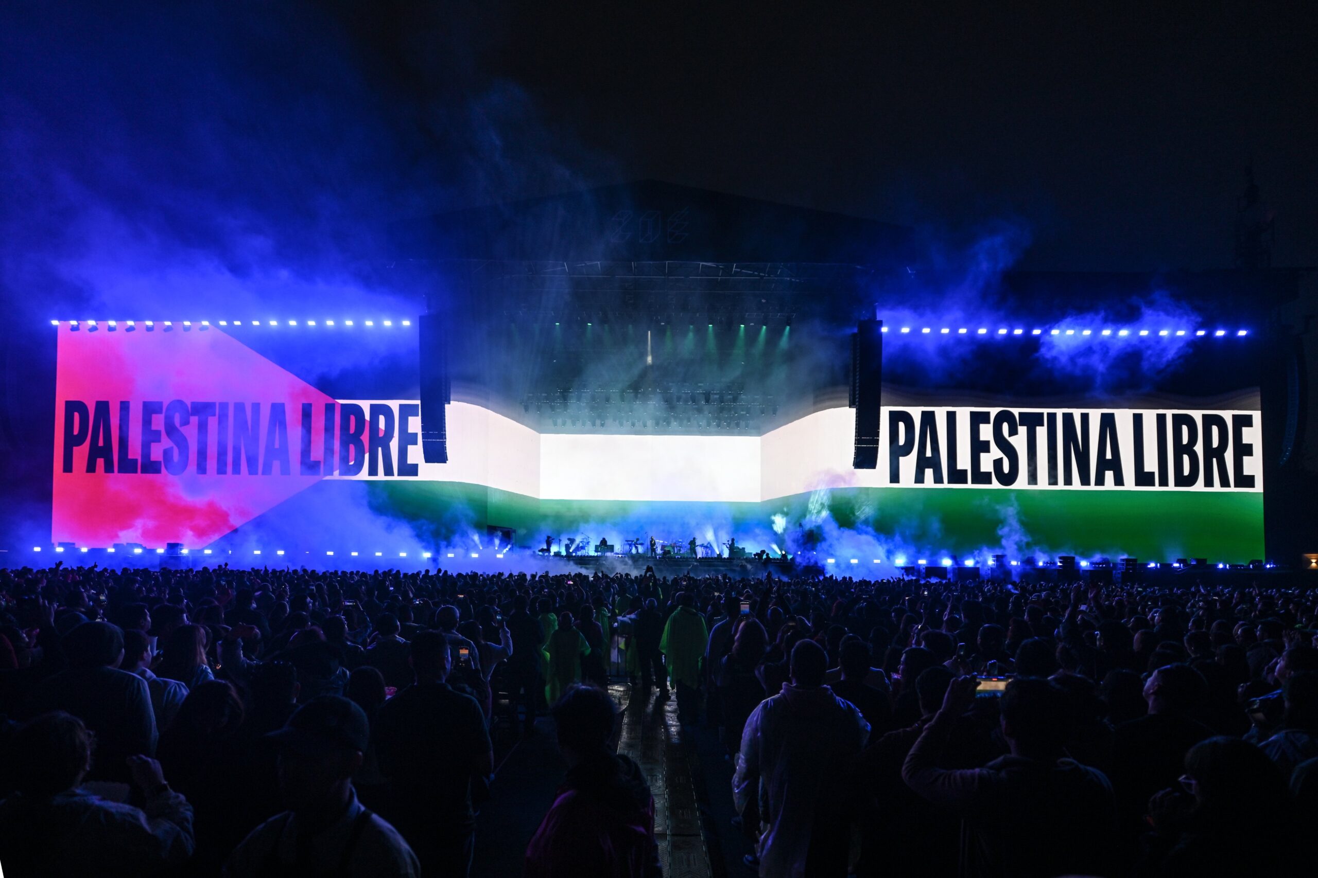 Zoé arranca gira en CDMX con mensaje por Palestina y un estadio vibrante