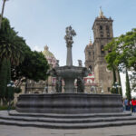 La Fuente de San Miguel será sometida a restauración mientras la FGR investiga los daños ocurridos durante una protesta en Puebla. Foto: Ángulo 7.