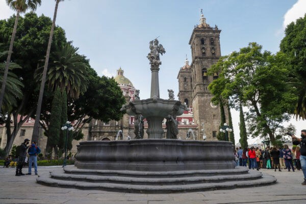 La Fuente de San Miguel será sometida a restauración mientras la FGR investiga los daños ocurridos durante una protesta en Puebla. Foto: Ángulo 7.