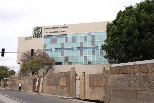 Parquímetros en IMSS San Alejandro entrarán en operación antes de que el hospital reabra sus puertas. Foto: La Jornada de Oriente.