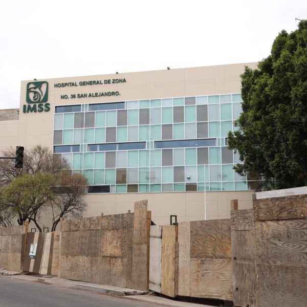 Parquímetros en IMSS San Alejandro entrarán en operación antes de que el hospital reabra sus puertas. Foto: La Jornada de Oriente.