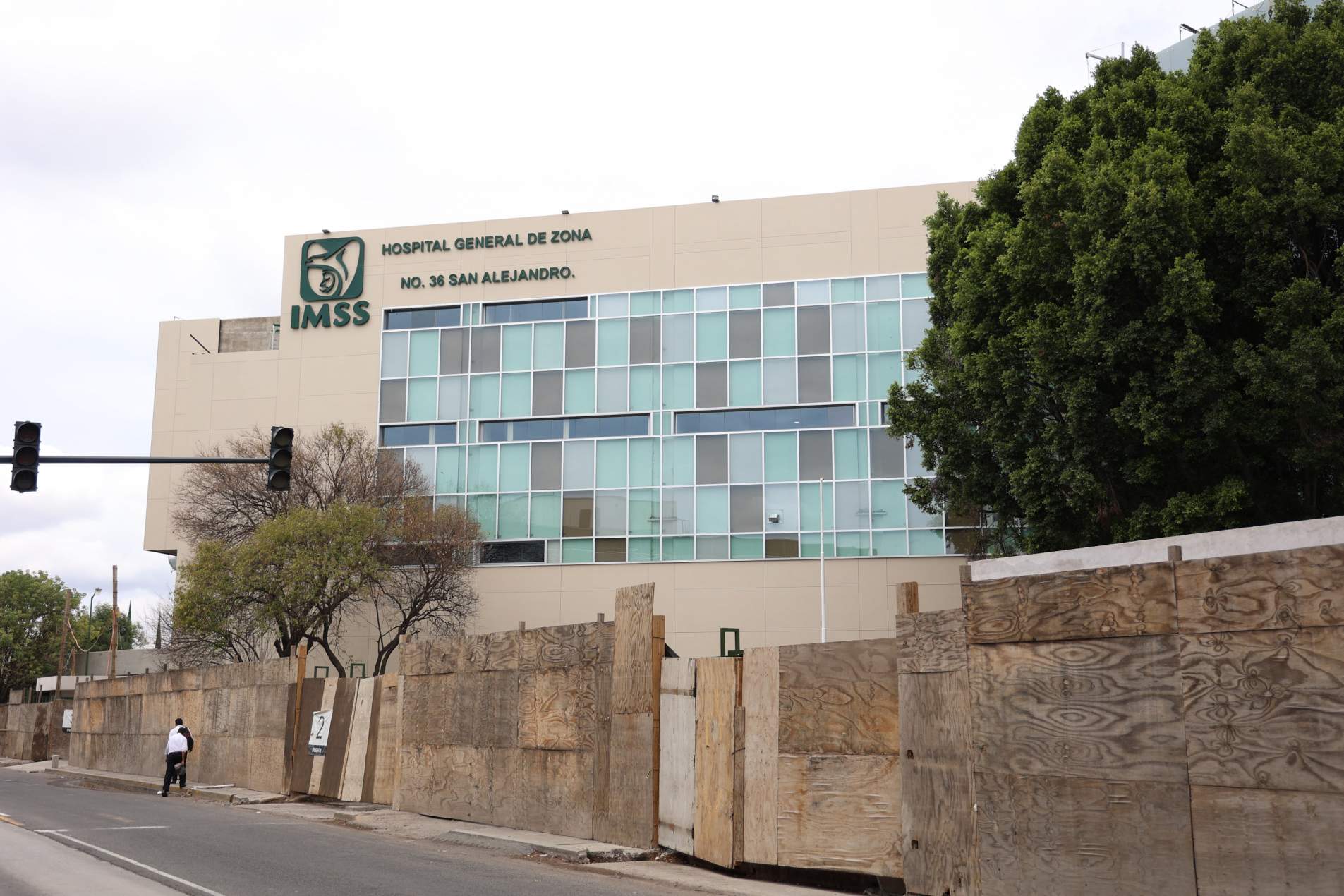 Parquímetros en IMSS San Alejandro entrarán en operación antes de que el hospital reabra sus puertas. Foto: La Jornada de Oriente.