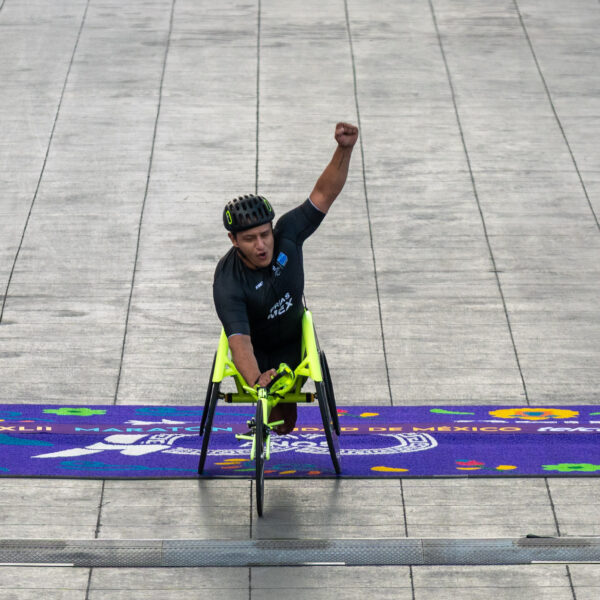 El paratleta poblano José Alan Frías triunfa en el Maratón de la Ciudad de México