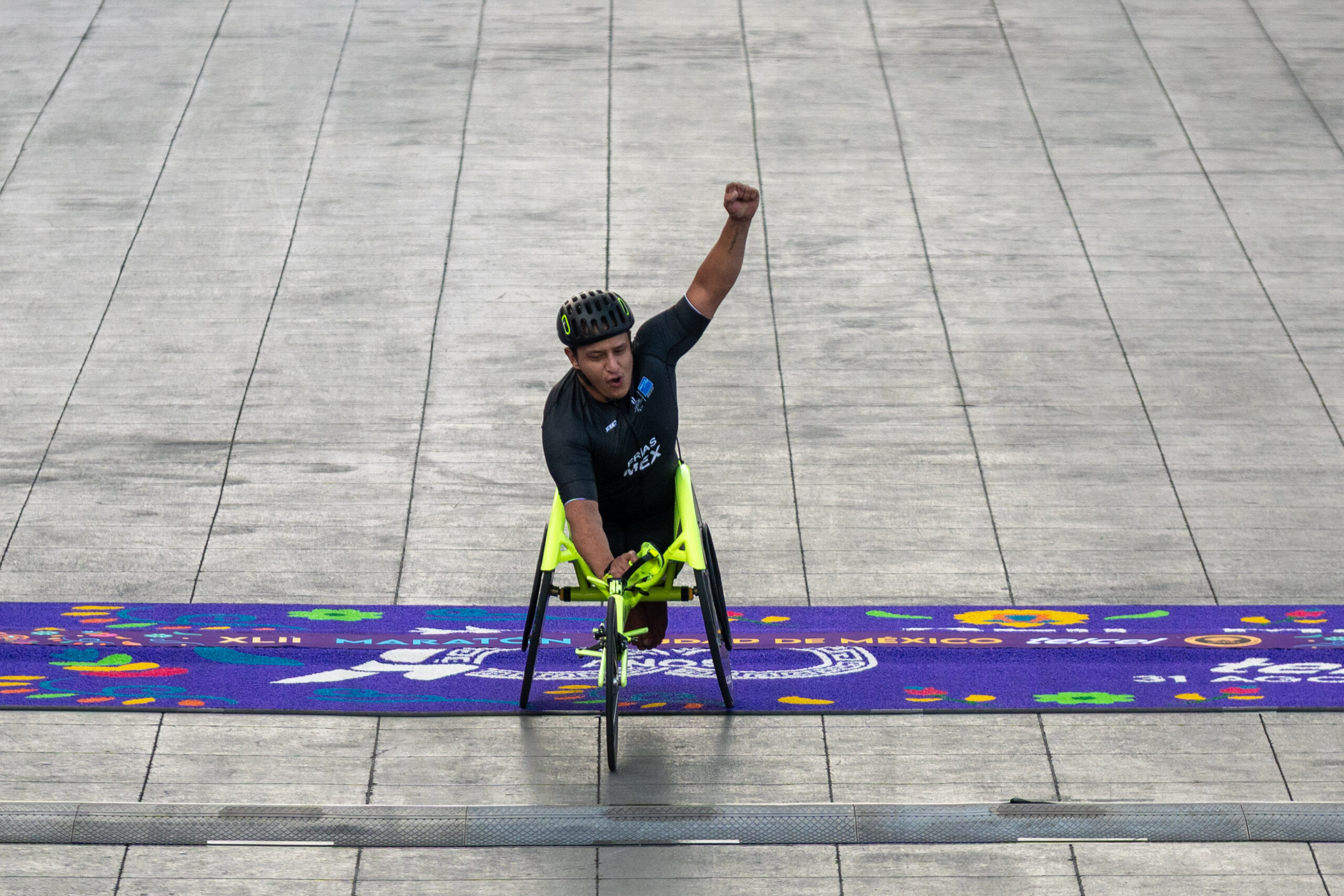 El paratleta poblano José Alan Frías triunfa en el Maratón de la Ciudad de México