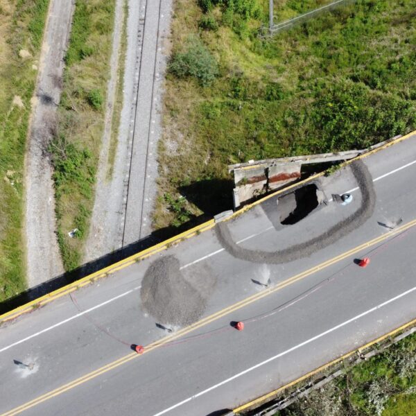 Personal de la Secretaría de Infraestructura trabaja en la zona afectada del bulevar al aeropuerto, donde el avance de reconstrucción apenas llega al 15 %. Foto: Reto Diario.