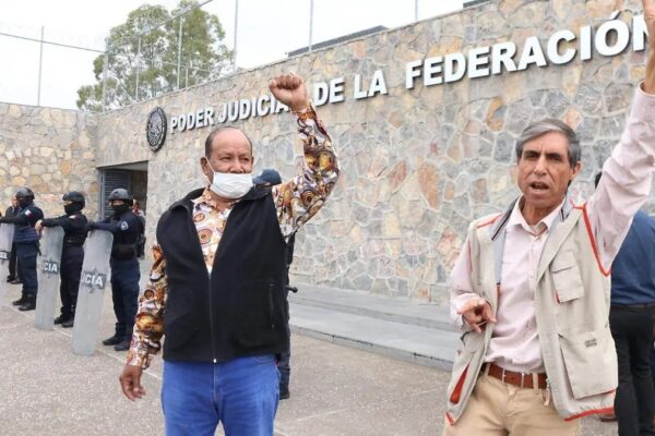 Un juez federal vinculó a proceso a los defensores del agua Pascual Bermúdez Chantes y Renato Romero, acusados por bloquear la autopista México–Puebla el pasado 28 de mayo.. Foto: El Sol de Puebla.