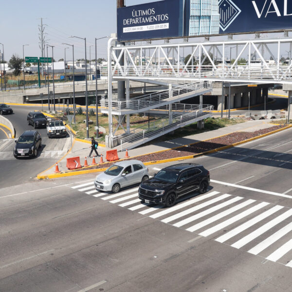 El paso peatonal frente al CCU no va; el gobierno pondrá escaleras eléctricas y elevadores para la movilidad de la zona. Foto: Reto Diario.