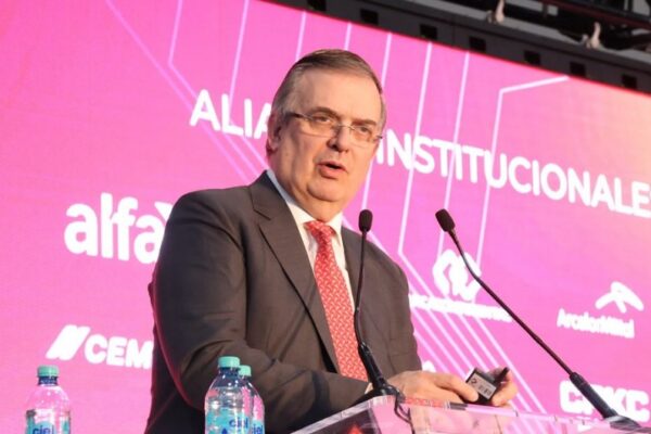 Marcelo Ebrard, secretario de Economía, anunció se aplicarían aranceles a importaciones chinas, con el objetivo de fortalecer la producción nacional y reducir el déficit comercial. Foto: Política Online.