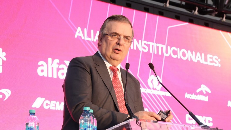 México aplicaría aranceles a autos, plásticos y electrónicos de China para reducir déficit comercial
