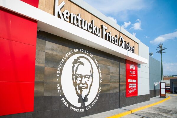 Tres hombres armados asaltaron un KFC en la 11 Sur, en Puebla. Encerraron a empleados y clientes en una bodega antes de huir con dinero y pertenencias. Foto: El Universal.