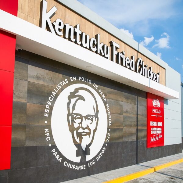 Tres hombres armados asaltaron un KFC en la 11 Sur, en Puebla. Encerraron a empleados y clientes en una bodega antes de huir con dinero y pertenencias. Foto: El Universal.
