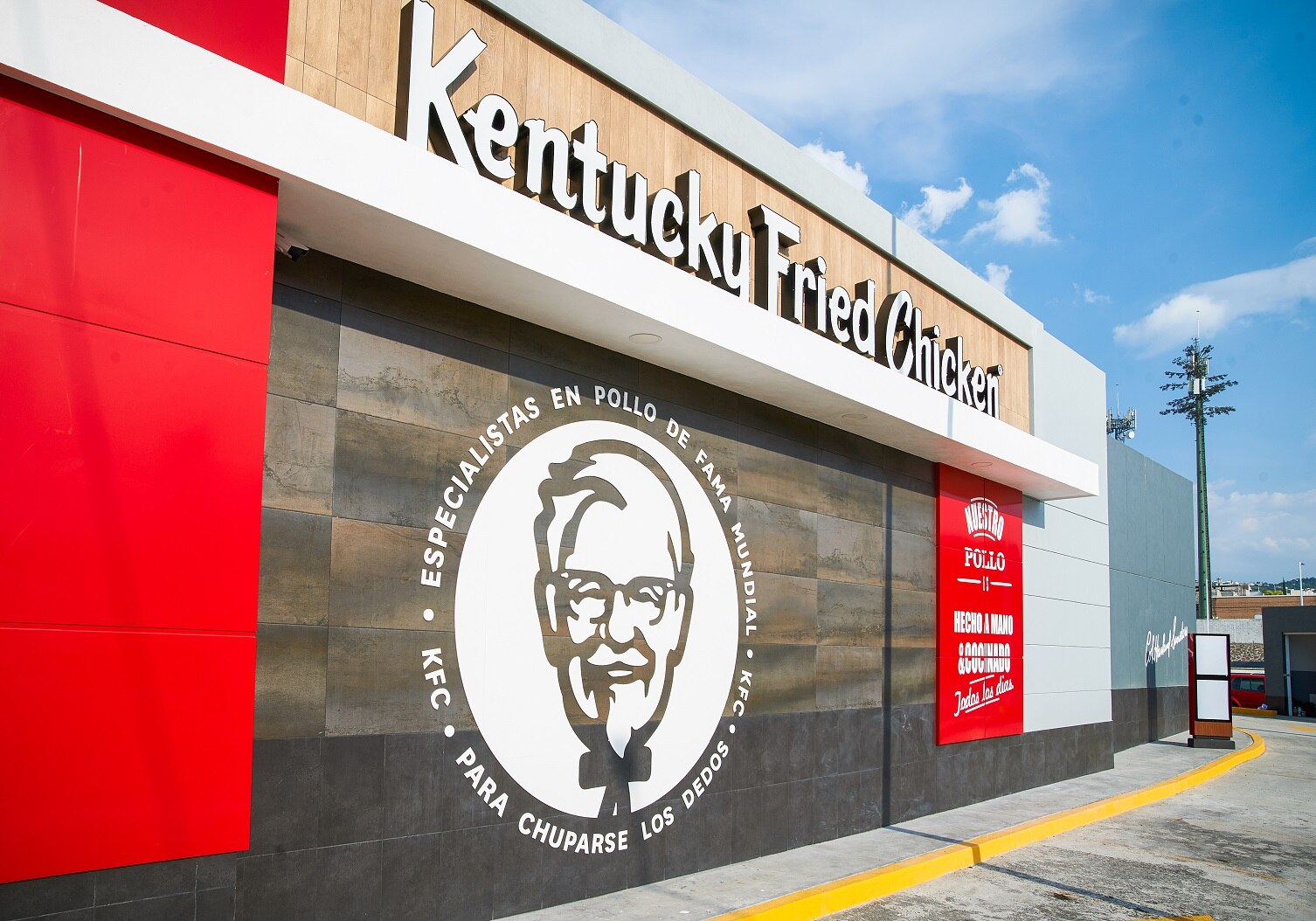 Tres hombres armados asaltaron un KFC en la 11 Sur, en Puebla. Encerraron a empleados y clientes en una bodega antes de huir con dinero y pertenencias. Foto: El Universal.