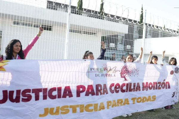 Los presuntos feminicidas de Cecilia Monzón deberán permanecer nueve meses más en prisión preventiva mientras avanza el proceso judicial. Foto: El Sol de Puebla.