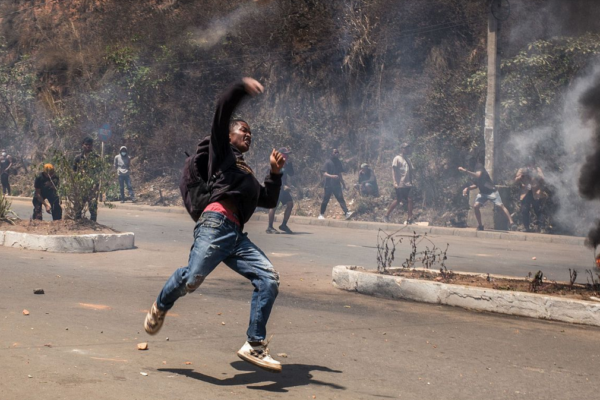 Tras tres días de protestas masivas que dejaron 22 muertos, el presidente de Madagascar, Andry Rajoelina, destituyó a todo su gabinete en un intento por frenar la crisis. Foto: AFP.