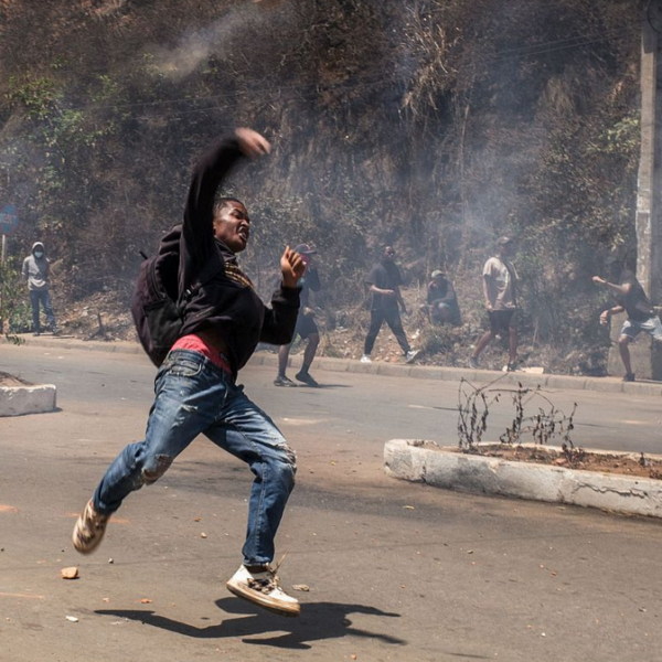 Tras tres días de protestas masivas que dejaron 22 muertos, el presidente de Madagascar, Andry Rajoelina, destituyó a todo su gabinete en un intento por frenar la crisis. Foto: AFP.