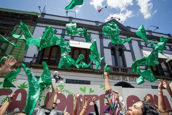 Impulsan cambios a la Ley de Salud de Puebla para regular la objeción de conciencia; la medida también busca asegurar atención médica oportuna y protocolos con perspectiva de género. Foto: Poblanerías.