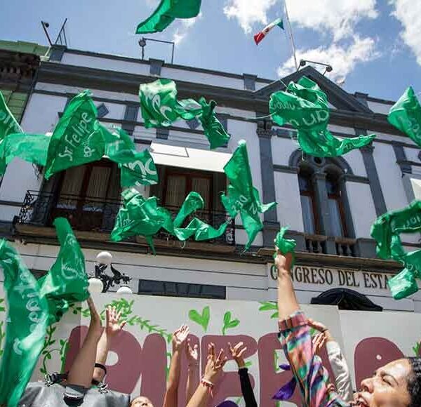 Impulsan cambios a la Ley de Salud de Puebla para regular la objeción de conciencia; la medida también busca asegurar atención médica oportuna y protocolos con perspectiva de género. Foto: Poblanerías.