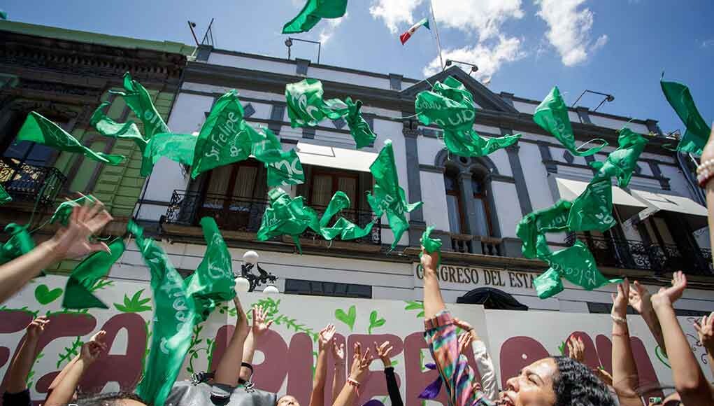 Impulsan cambios a la Ley de Salud de Puebla para regular la objeción de conciencia; la medida también busca asegurar atención médica oportuna y protocolos con perspectiva de género. Foto: Poblanerías.