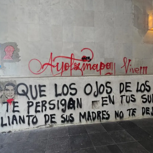A las puertas de la SRE, familias de los 43 exigieron traer a México a Tomás Zerón y otros funcionarios señalados en la desaparición de sus hijos. Foto: POSTA.