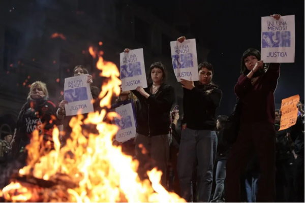 Argentina investiga el feminicidio de tres jóvenes que fue transmitido en vivo por Instagram. Hay 12 detenidos y señalamientos de que el crimen estuvo ligado al narcotráfico. Foto: EFE.