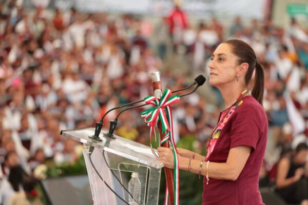 Claudia Sheinbaum afirmó que su política económica permitirá que en 2030 el salario mínimo cubra 2.5 canastas básicas. Foto: Patriotas.