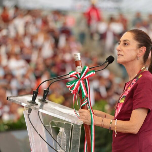 Claudia Sheinbaum afirmó que su política económica permitirá que en 2030 el salario mínimo cubra 2.5 canastas básicas. Foto: Patriotas.
