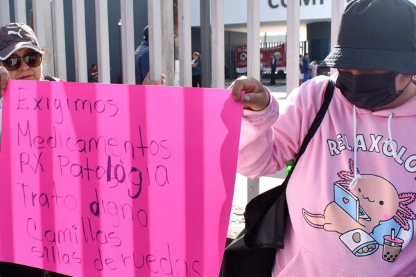 Familiares de pacientes protestan en el Hospital General del Sur de Puebla para exigir quimioterapias y equipos médicos; la escasez ha dejado a cientos sin atención. Foto: News week.