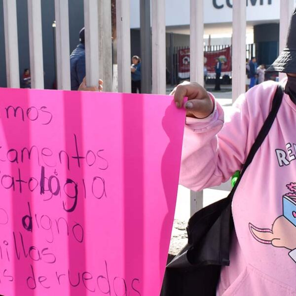 Familiares de pacientes protestan en el Hospital General del Sur de Puebla para exigir quimioterapias y equipos médicos; la escasez ha dejado a cientos sin atención. Foto: News week.