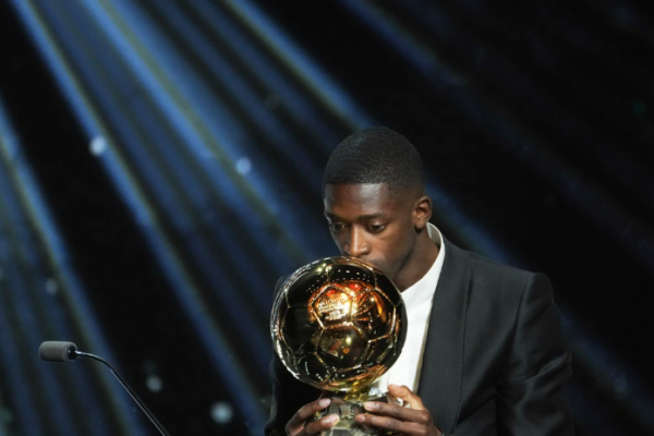 Ousmane Dembélé levantó el Balón de Oro 2025 en París, tras una temporada consagratoria con el PSG y la selección francesa. Foto: La Razón.