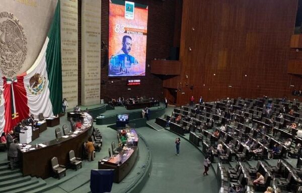 Juristas, académicos y colectivos civiles confrontan posturas en el arranque de audiencias sobre la Ley de Amparo; Morena insiste en que la reforma hará más ágil el sistema. Foto: Proceso.