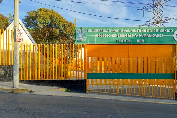 Un alumno perdió la vida en un ataque con arma blanca dentro del CCH Sur; la UNAM suspendió clases y autoridades indagan los hechos.