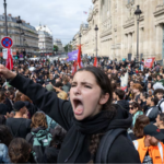 Cientos de manifestantes se enfrentan a la policía de París durante la jornada de movilizaciones “Bloqueemos todo”. Foto: El País.