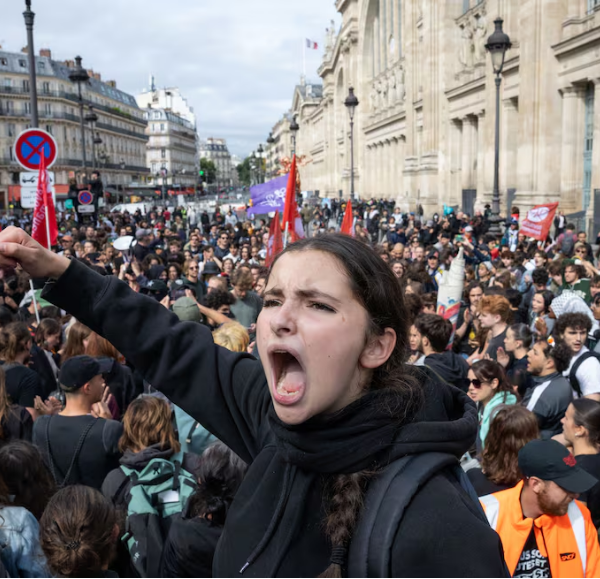 Cientos de manifestantes se enfrentan a la policía de París durante la jornada de movilizaciones “Bloqueemos todo”. Foto: El País.