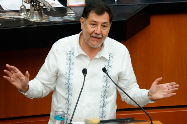 Fernández Noroña recibió protección oficial tras la confrontación con Alejandro Moreno en el Senado. Foto: Aristegui Noticias.