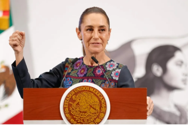 Claudia Sheinbaum se prepara para dar El Grito de Independencia desde Palacio Nacional, convirtiéndose en la primera mujer en liderar esta histórica ceremonia. Foto: Yahoo Noticias.