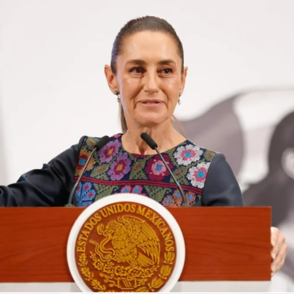 Claudia Sheinbaum se prepara para dar El Grito de Independencia desde Palacio Nacional, convirtiéndose en la primera mujer en liderar esta histórica ceremonia. Foto: Yahoo Noticias.