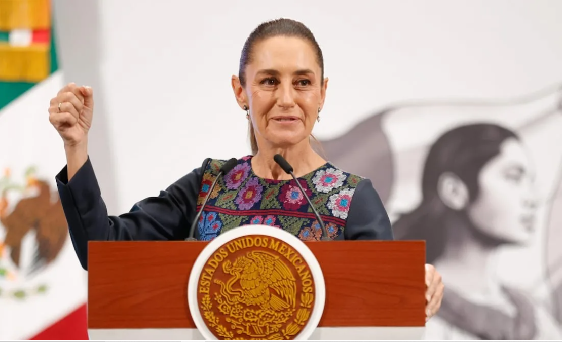 Claudia Sheinbaum se prepara para dar El Grito de Independencia desde Palacio Nacional, convirtiéndose en la primera mujer en liderar esta histórica ceremonia. Foto: Yahoo Noticias.