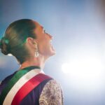 Por primera vez en la historia moderna del país, una mujer, la presidenta Claudia Sheinbaum, encabezó la ceremonia desde el balcón del Palacio Nacional.