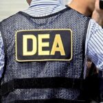 La DEA informó que un megaoperativo internacional contra el Cártel de Sinaloa dejó 617 detenidos y el decomiso de toneladas de drogas, armas y millones de dólares, al que calificó como un golpe histórico contra la organización criminal. Foto: DW.