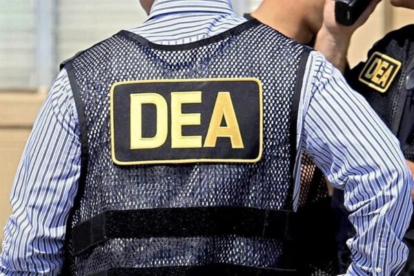 La DEA informó que un megaoperativo internacional contra el Cártel de Sinaloa dejó 617 detenidos y el decomiso de toneladas de drogas, armas y millones de dólares, al que calificó como un golpe histórico contra la organización criminal. Foto: DW.