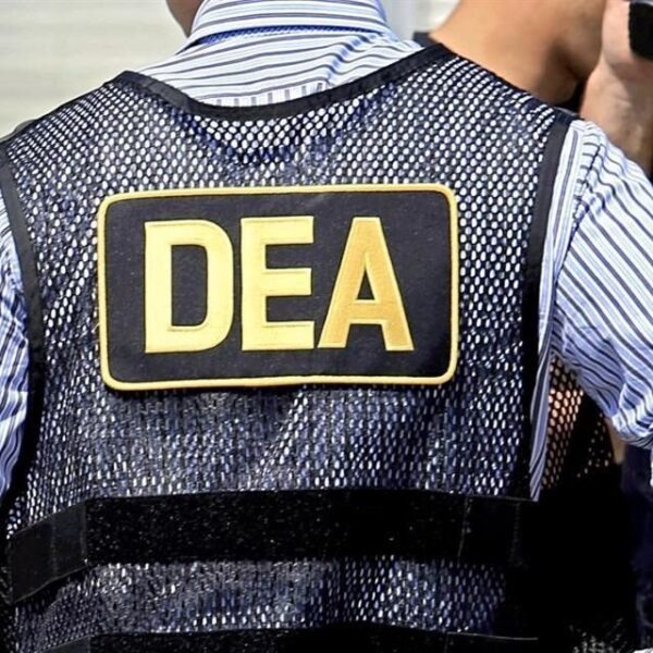 La DEA informó que un megaoperativo internacional contra el Cártel de Sinaloa dejó 617 detenidos y el decomiso de toneladas de drogas, armas y millones de dólares, al que calificó como un golpe histórico contra la organización criminal. Foto: DW.