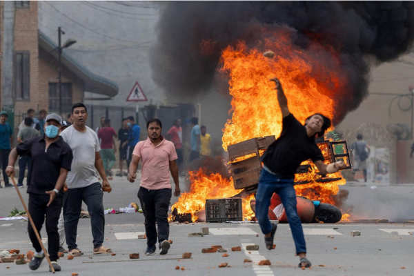 Tras tres días de protestas masivas que dejaron 22 muertos, el presidente de Madagascar, Andry Rajoelina, destituyó a todo su gabinete en un intento por frenar la crisis. Foto: AFP.